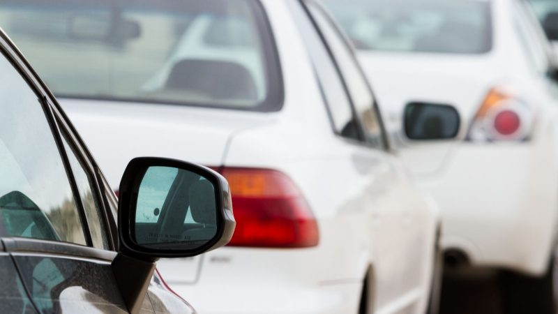  A los pájaros les gusta hacer caca en un coche blanco